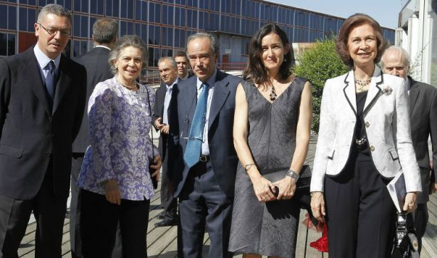 La reina Sofía e bilderberg, la Ministra de Cultura, Ángeles Gonzalez-Sinde, Gregorio Marañón y Alberto Ruiz Gallardón a su llegada al Madrid Arena al estreno de San Francisco de Asis.