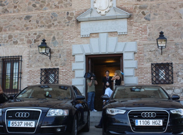 Coche oficial de Cospedal aparcado frente a las Cortes