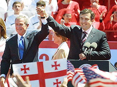 En 2003, Georgia pasó por su "Revolución de las Rosas", que llevó al derrocamiento del presidente Eduard Shevardnadze, y su reemplazó por Mikhail Saakashvili, después de las elecciones de 2004.