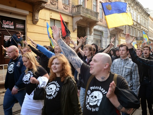 Manifestantes pro-europeos, con la bandera de la OUN y haciendo el saludo nazi