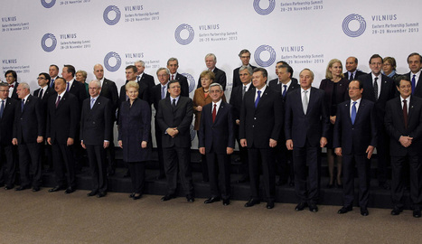 Los asistentes a la cumbre de la Unión Europea con los países de la Asociación Oriental que celebró su sesión plenaria en Vilna (Lituania)