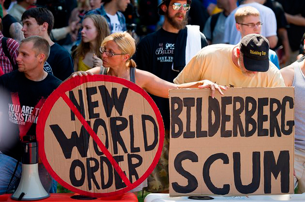 Manifestantes en la reunión del Club Bilderberg en 2012, Chantilly Virginia